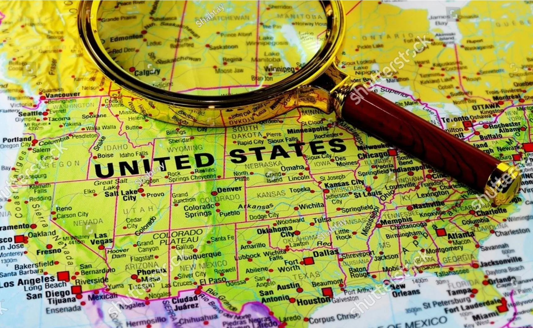 Carte des États-Unis avec une loupe grossissant la région centrale, symbolisant les expéditions de vins et champagnes organisées par Planet Aura.