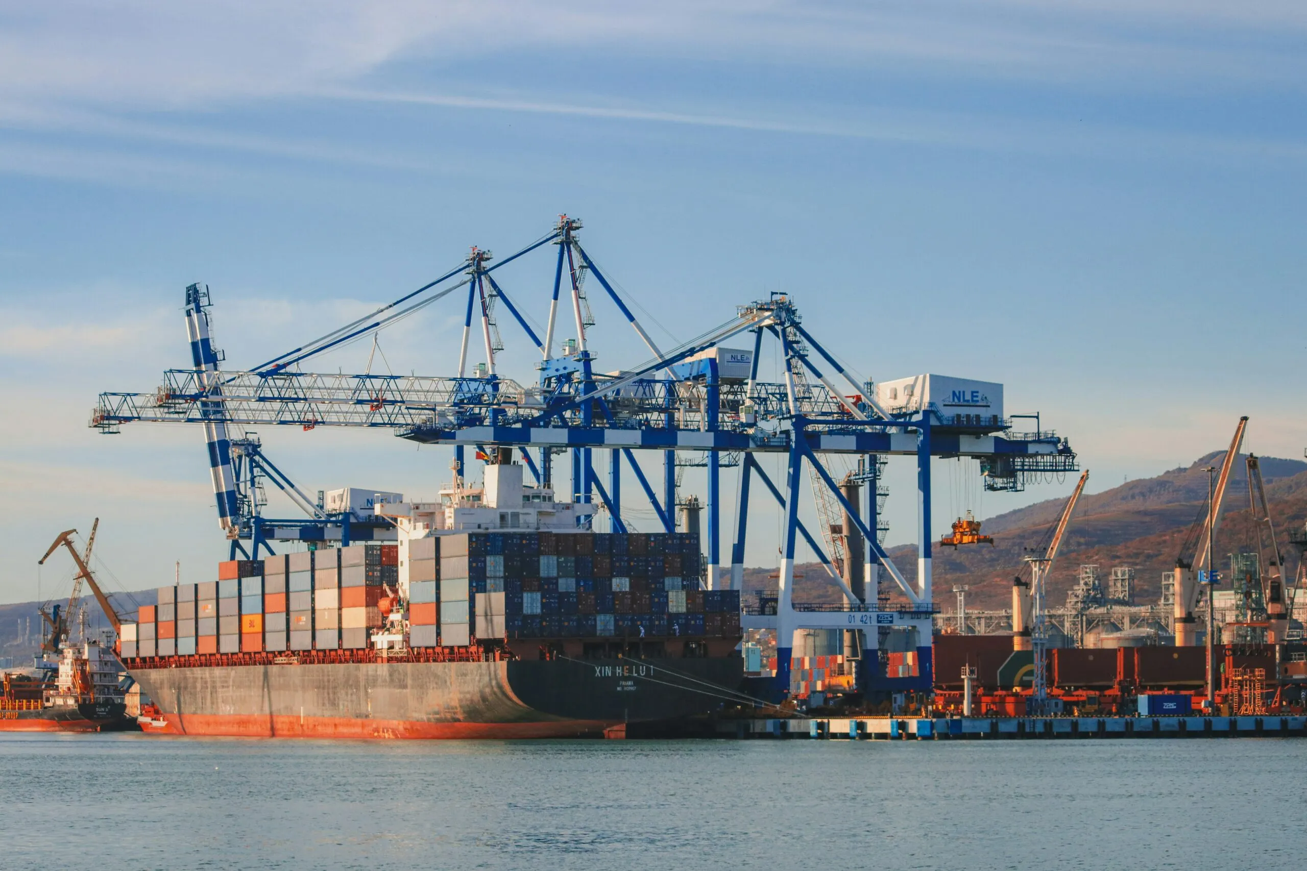 bateau avec des marchandises