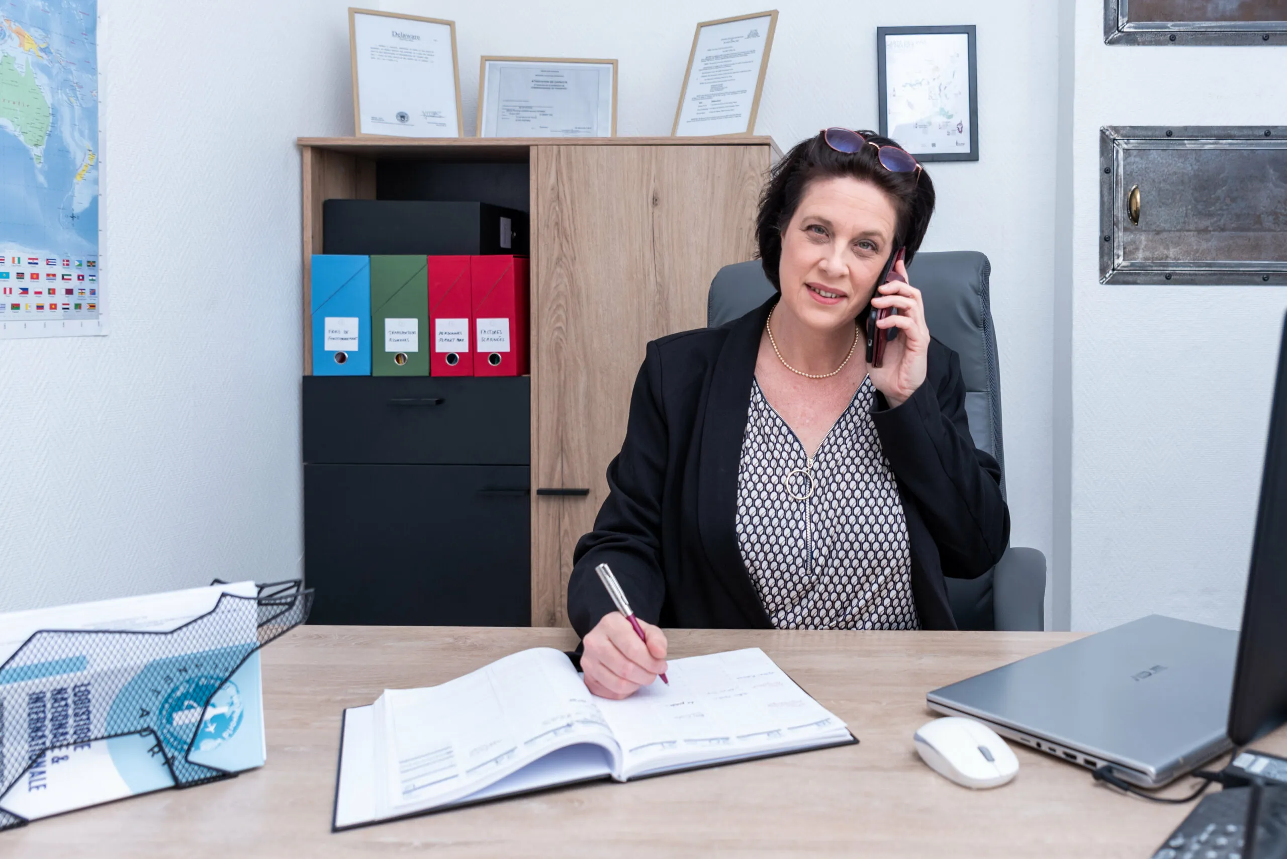 Co-fondatrice de Planet Aura au téléphone, offrant un support client personnalisé depuis son bureau.